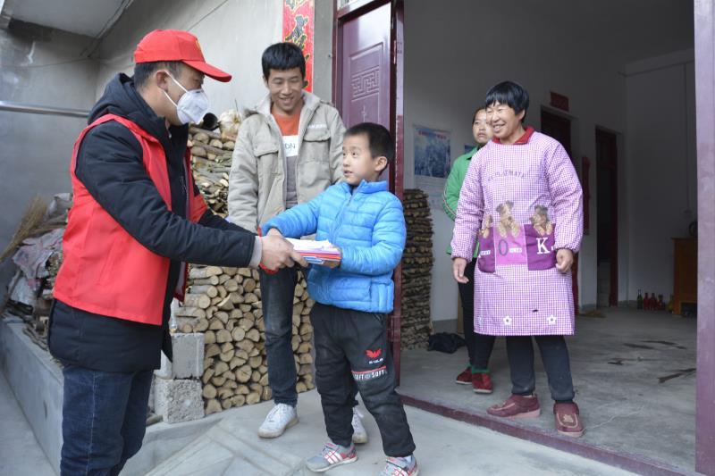 红马甲志愿者村里照片,红马甲服务社区志愿者