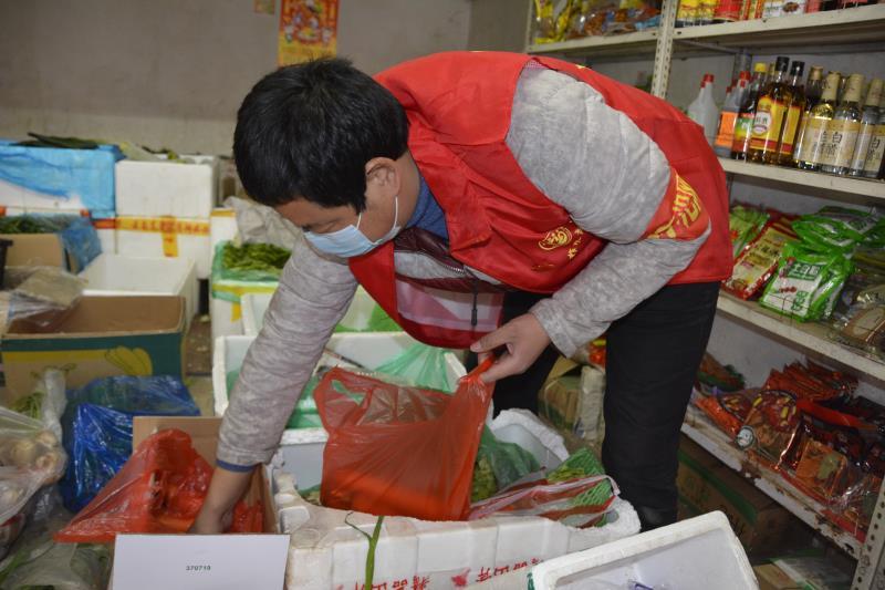 红马甲志愿者村里照片,红马甲服务社区志愿者