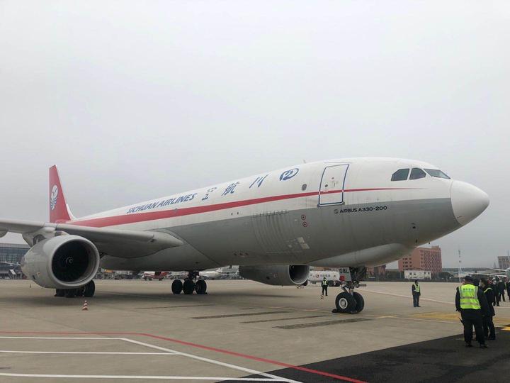 就在刚刚，温州包机从欧洲运送的医疗物资落地了