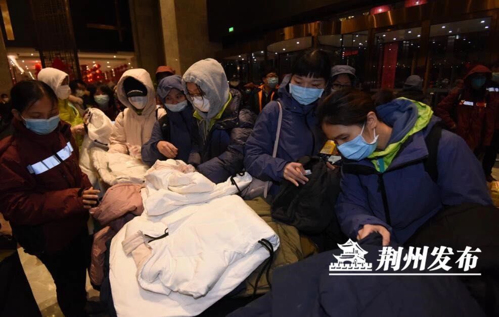 各地出台暖心举措，为“逆行者”解后顾之忧，有职称评定、子女就学照顾等硬核举措，也有免交取暖费、送公交卡等贴心之举