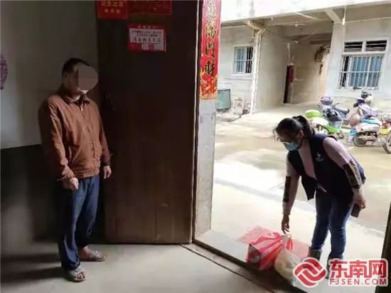 穿蓝马甲的防疫工作人员,莆田网格员疫情防控