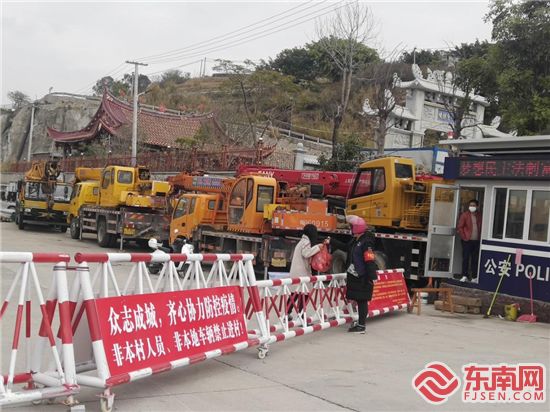 穿蓝马甲的防疫工作人员,莆田网格员疫情防控