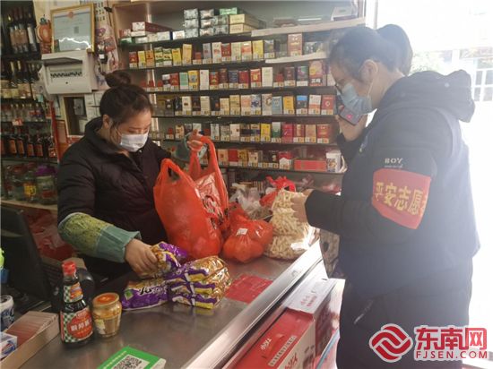 穿蓝马甲的防疫工作人员,莆田网格员疫情防控