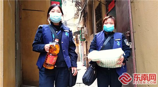 穿蓝马甲的防疫工作人员,莆田网格员疫情防控