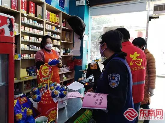 穿蓝马甲的防疫工作人员,莆田网格员疫情防控