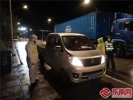 穿蓝马甲的防疫工作人员,莆田网格员疫情防控