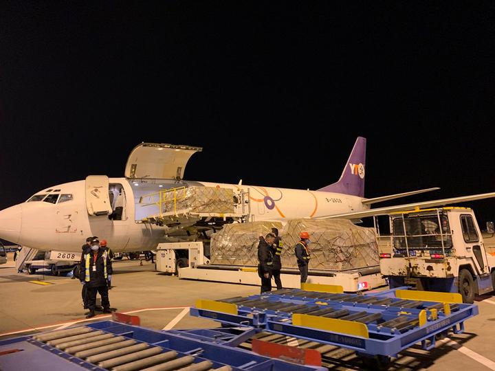 首批包机运输的防疫物资抵达沪,温州抗疫物资运上海