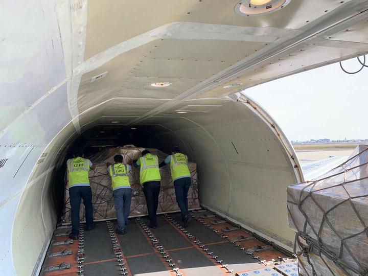 首批包机运输的防疫物资抵达沪,温州抗疫物资运上海