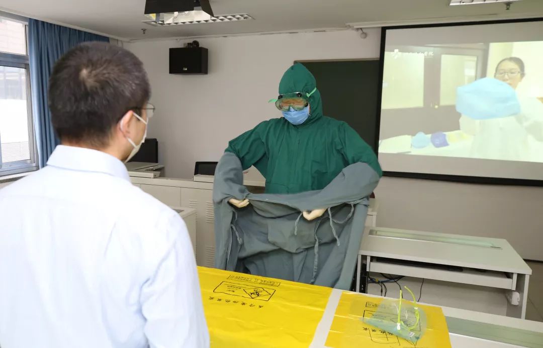 全员皆兵医护搏命重症高峰,全民防控一线医护人员