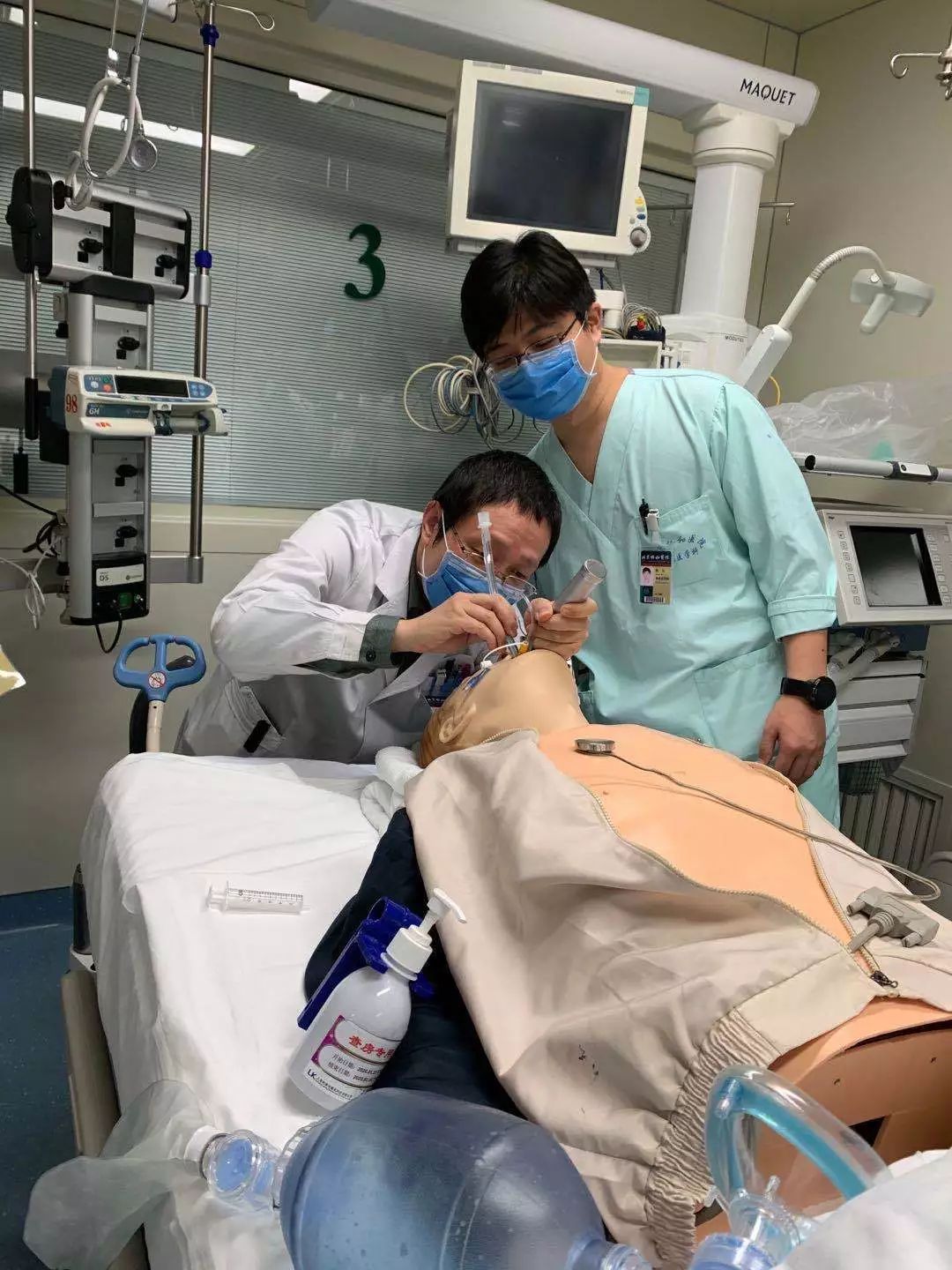 全员皆兵医护搏命重症高峰,全民防控一线医护人员