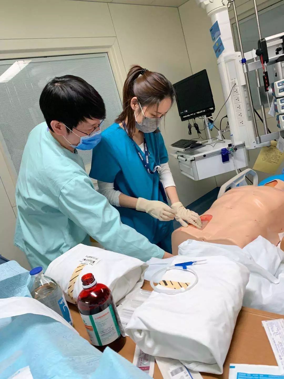 全员皆兵医护搏命重症高峰,全民防控一线医护人员