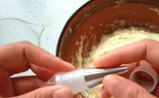 做油条2斤面粉放多少酵母,油条怎么发面和制作凉了也不硬