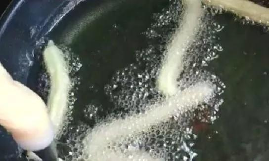 做油条2斤面粉放多少酵母,油条怎么发面和制作凉了也不硬