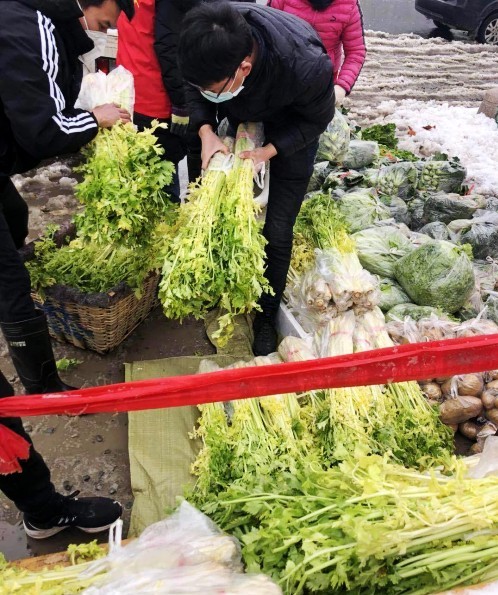 村干部帮村民代购,村主任帮农户电商带货