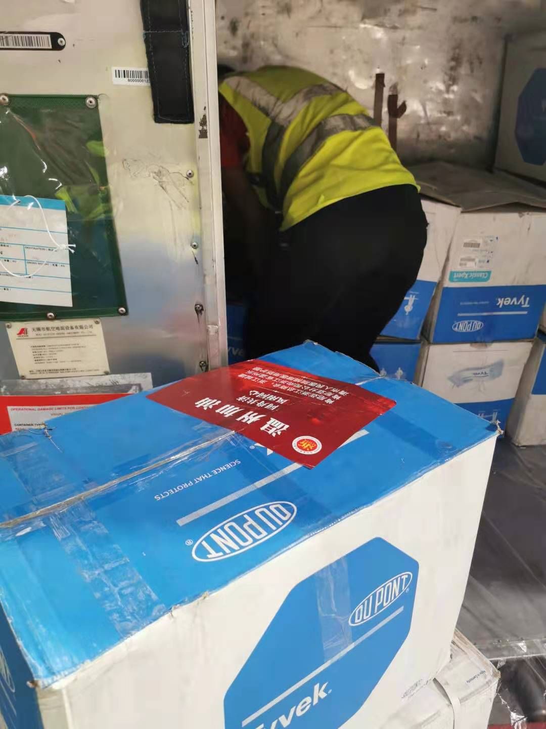 为了给温州找防护服,浙江老乡跑遍了小半个非洲