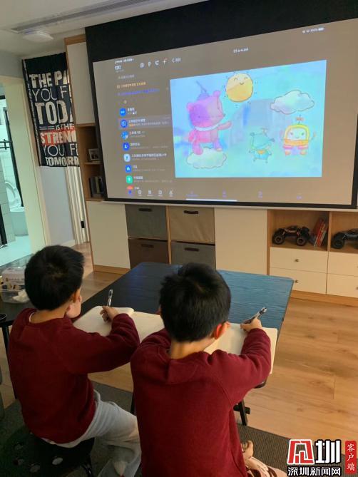 直击深圳线上开学第一天:云升旗、直播课……二孩家庭有点忙