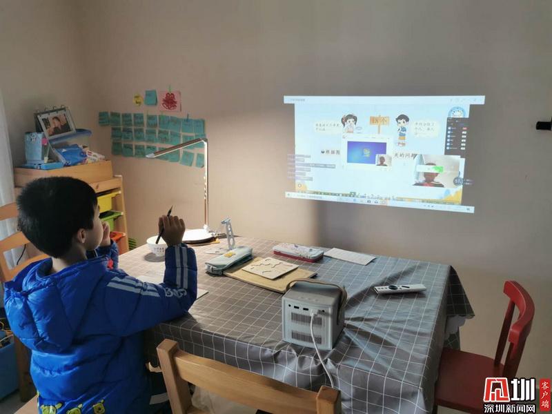 直击深圳线上开学第一天:云升旗、直播课……二孩家庭有点忙