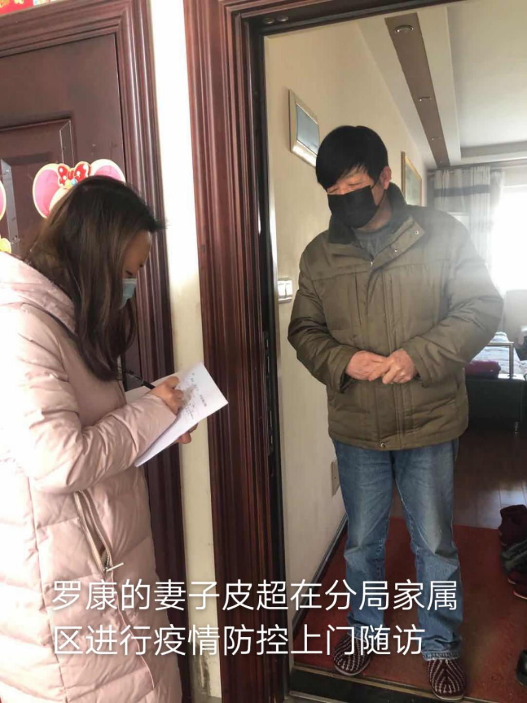 屈家岭防控一线一对“最美夫妻代购员”