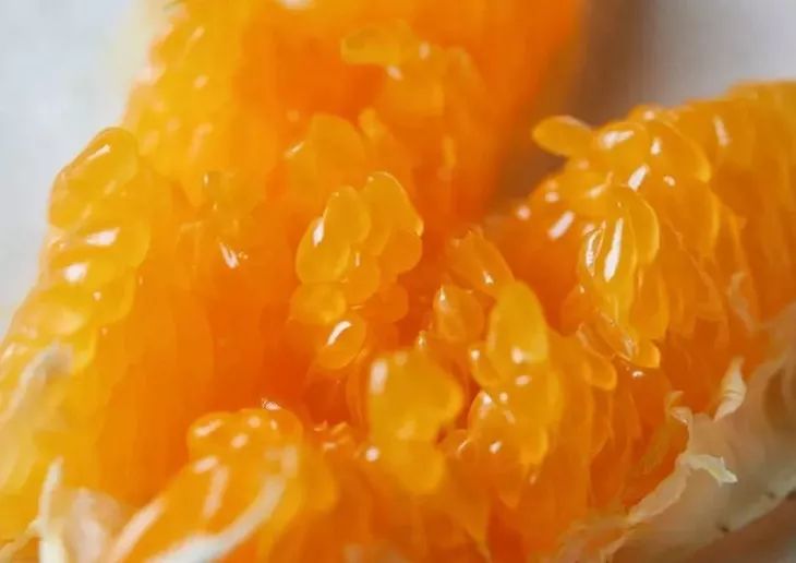 一咬汁水四溢鲜香满口,一咬爆汁像葡萄的水果