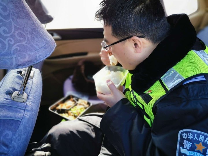 发黑硬痂还没脱落，又覆上一层冻红的新伤记咱城市守门人