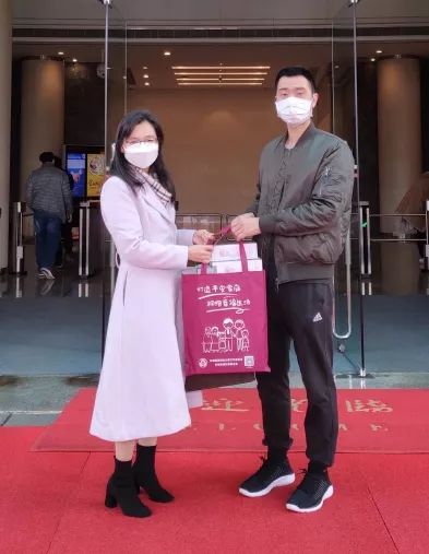 爱心接力！东莞个性定制暖心包“飞往”湖北