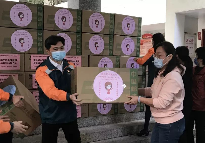 爱心接力!东莞个性定制暖心包“飞往”湖北