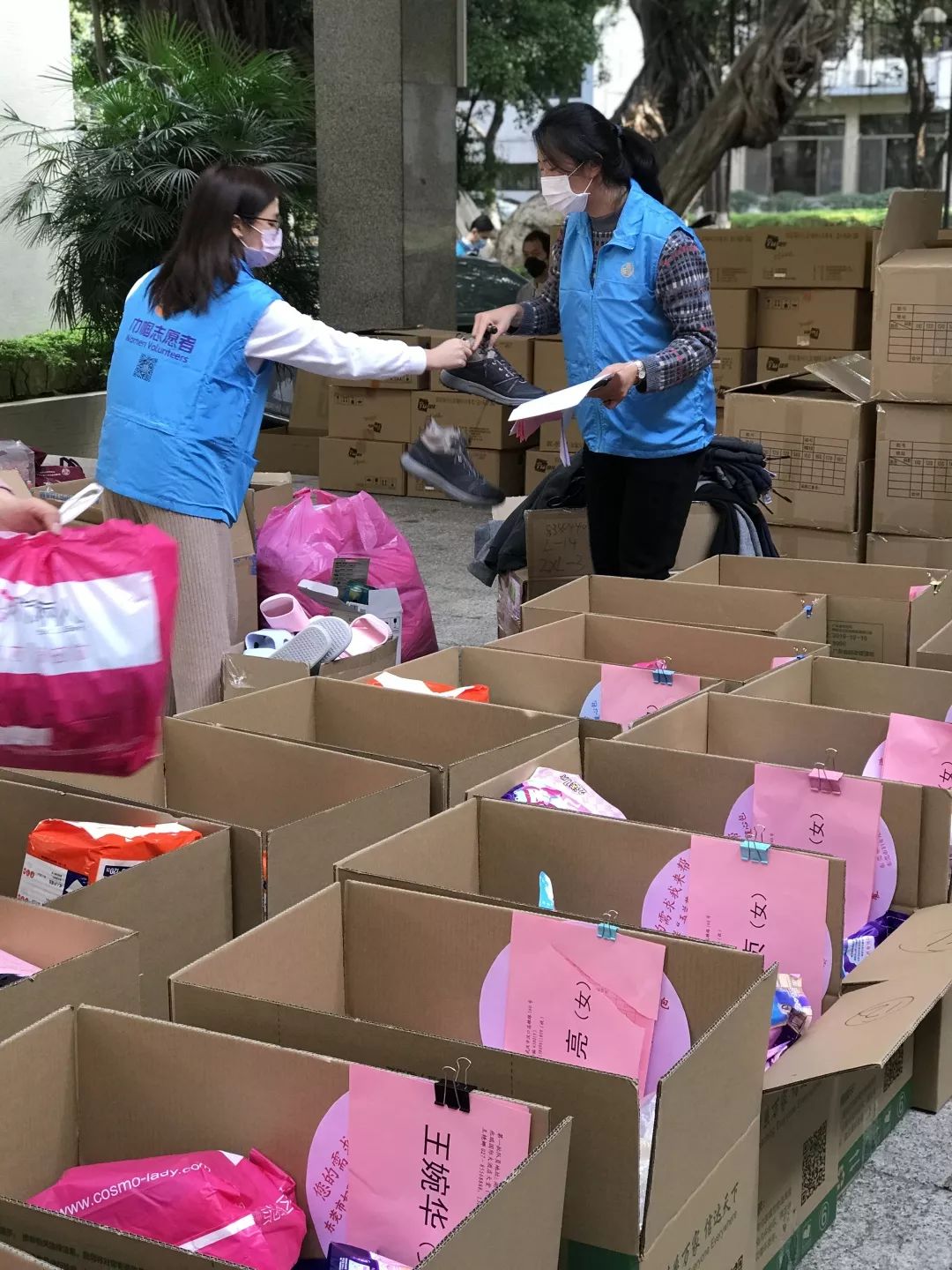 爱心接力！东莞个性定制暖心包“飞往”湖北