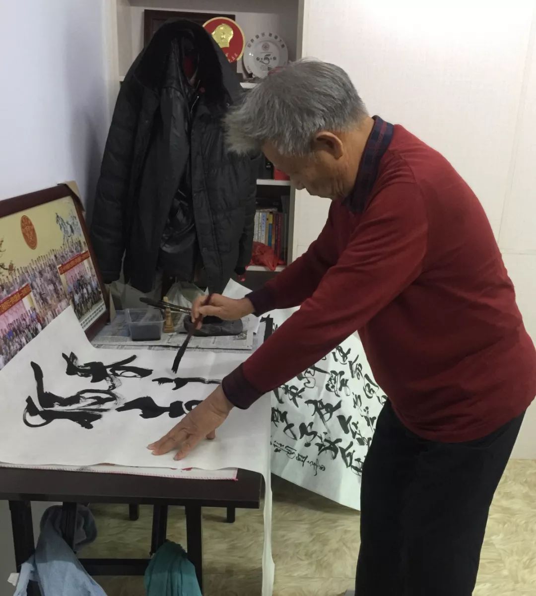 【*党**旗飘扬】“就是这个药膏,多谢!多谢!”