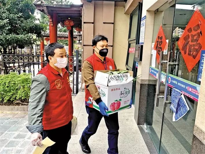 发挥党员模范作用让党旗高高飘扬,党旗飘扬党员先锋当仁不让