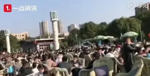 市民扎堆摘口罩喝茶，多名公职人员被追责