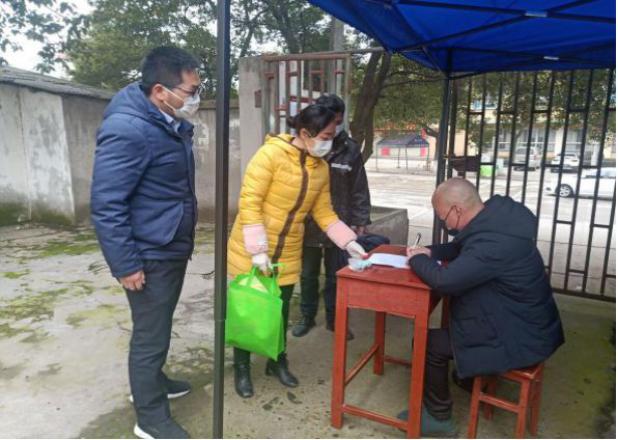 他们化身“代购”，获居民朋友圈点赞好评！