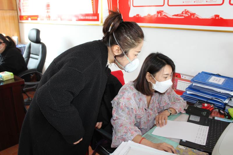 发挥“头雁”效应筑牢社区疫情防控坚强堡垒记长荣街道长荣社区*党**总支书记—庄娜