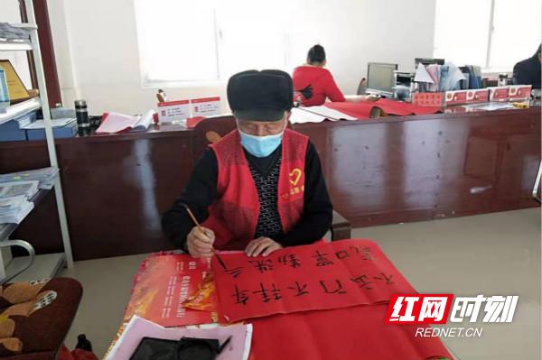 志愿者坚守防疫工作12小时,志愿者为防疫一线工作人员加油