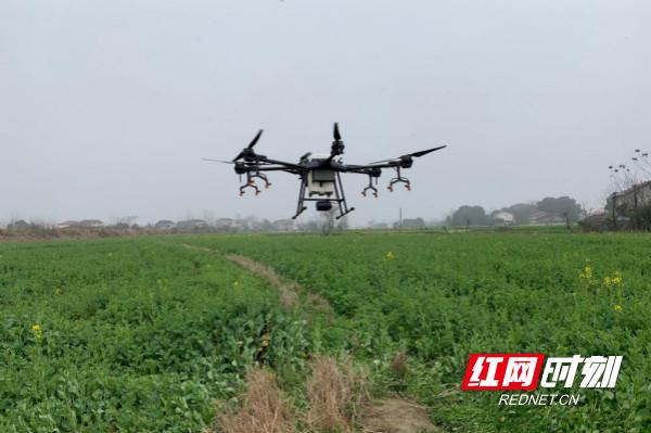 志愿者坚守防疫工作12小时,志愿者为防疫一线工作人员加油