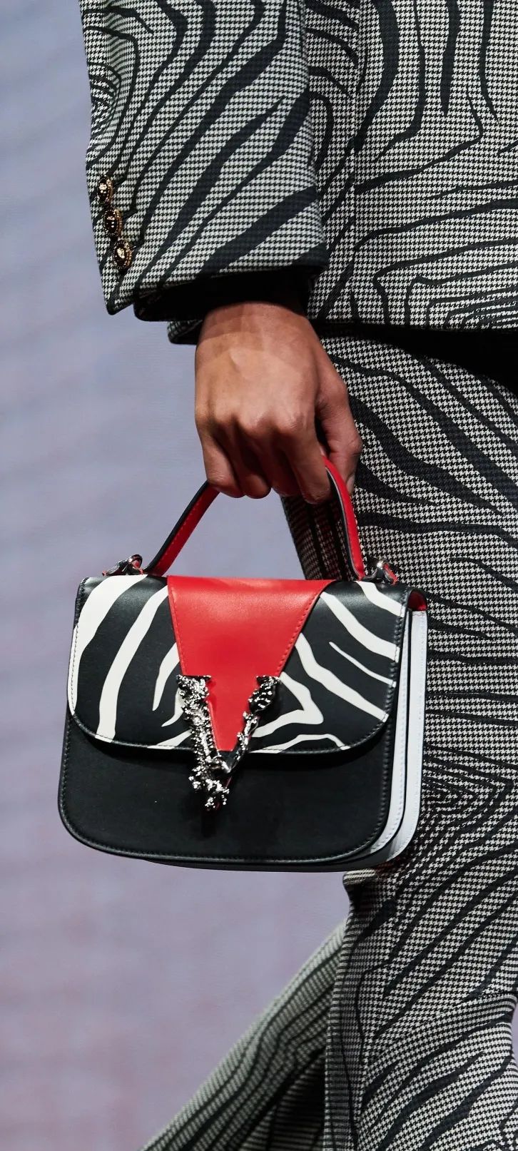 versace的发展史,versace是什么样的风格