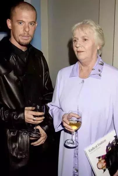 麦昆13年照片,麦昆怎么去世的