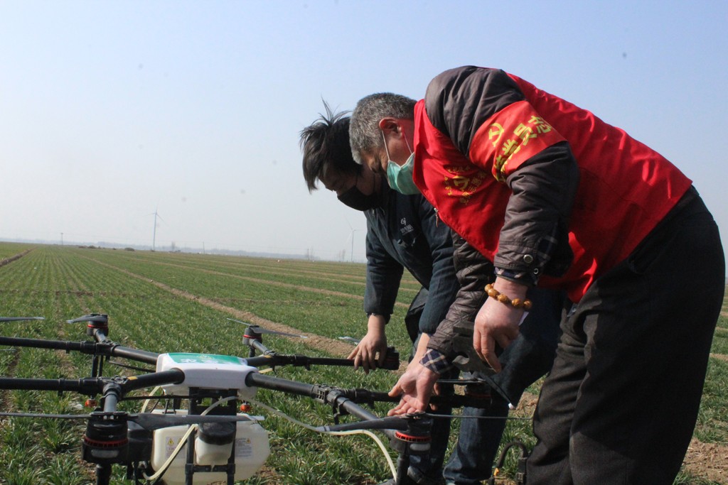“田保姆”让农民足不出户把地种