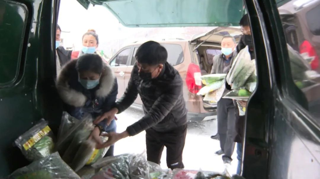 疫情无情人有情社区行动暖人心,疫情无情人有情社区送白菜