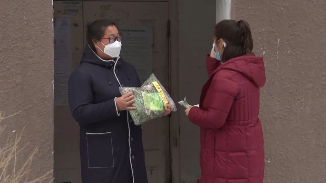 疫情无情人有情社区行动暖人心,疫情无情人有情社区送白菜