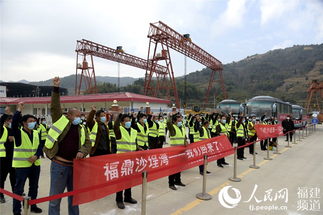 福建福鼎通过“点对点”包车服务将工人从家门口接到厂门口