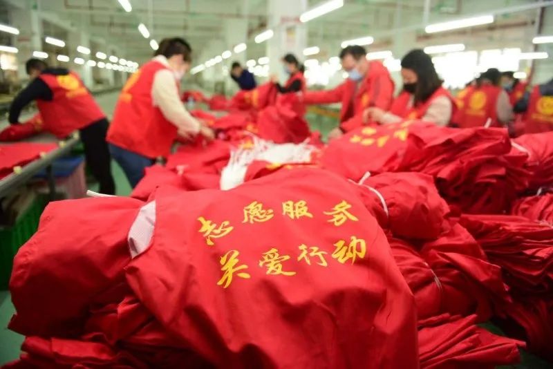 防疫志愿者红马甲,红马甲志愿者抗击疫情