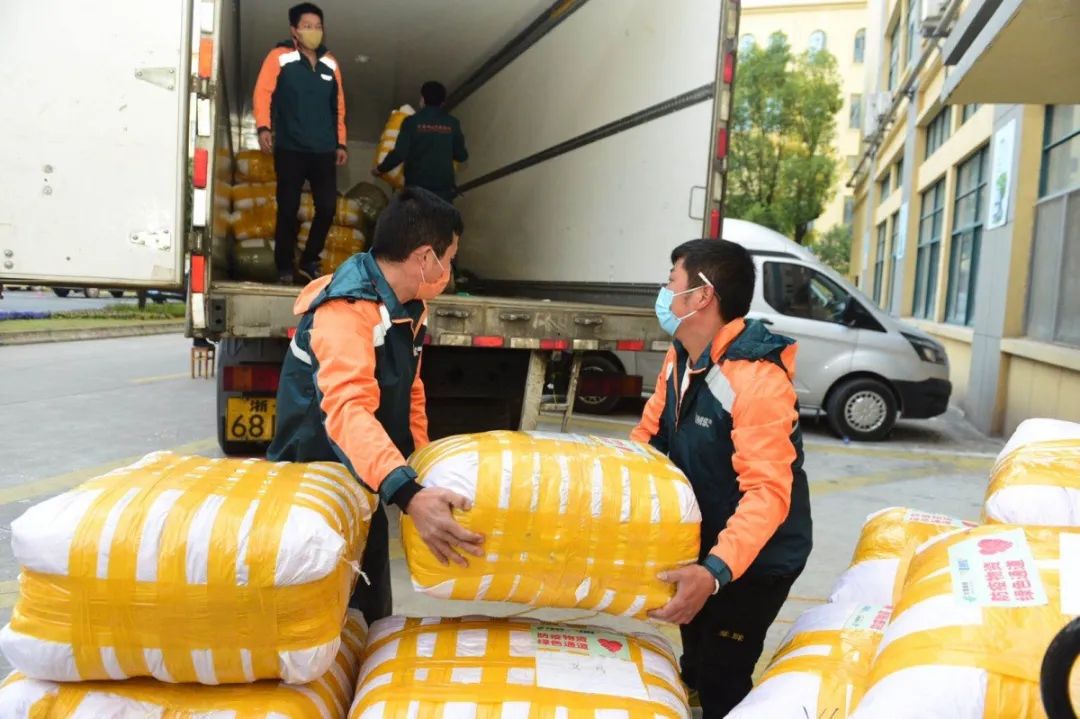 防疫志愿者红马甲,红马甲志愿者抗击疫情