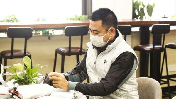 “别人家的老板”就这么爆红的：员工安心在家工资照发，自己变身“人肉”运货员