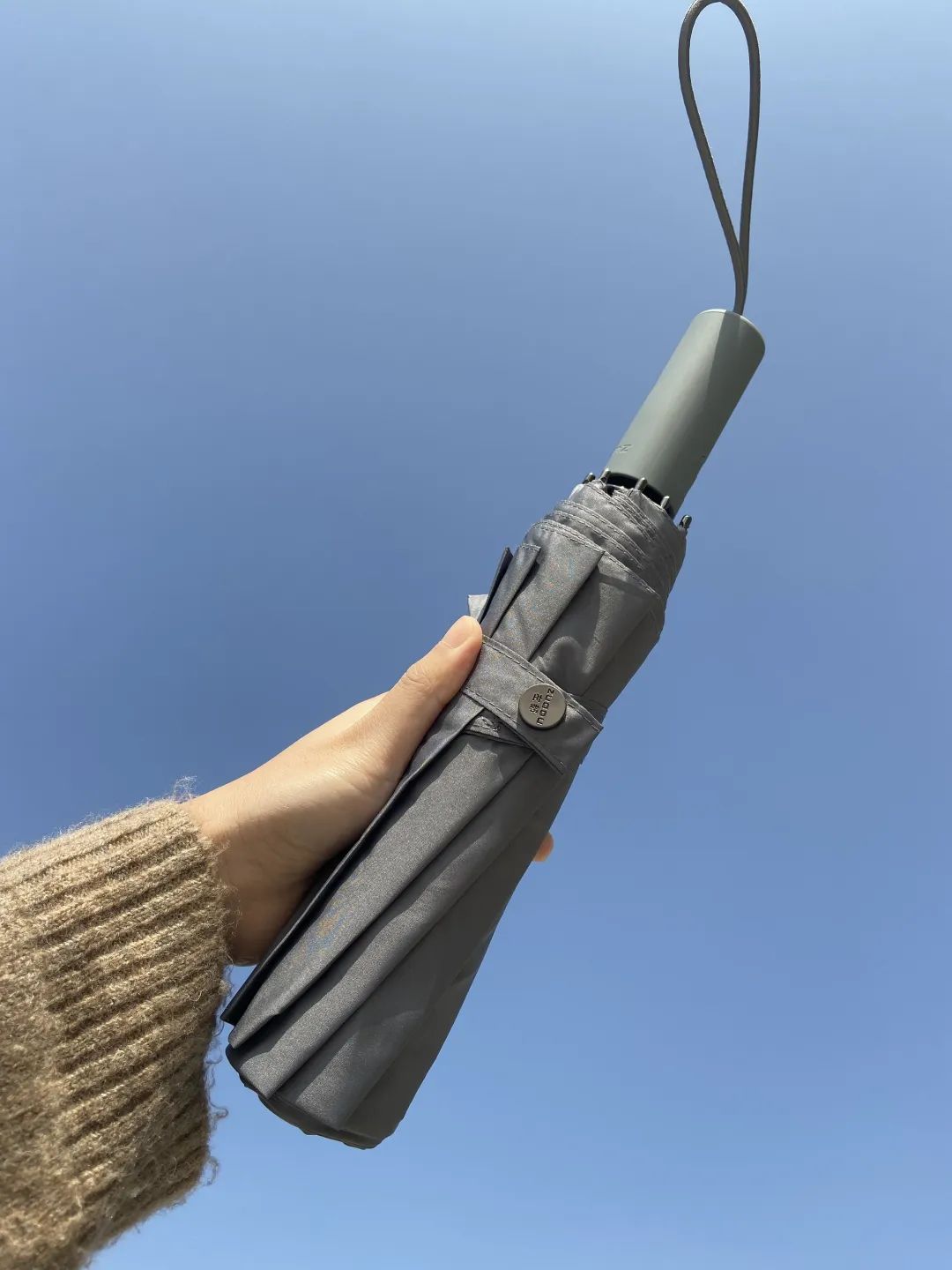 厉害了!这把伞一键自动开收伞,能抗8级大风