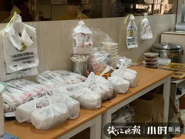 “我是*江老**湖,这次的亏损不敢算!”杭城黄焖鸡米饭店主盼来复工快哭了