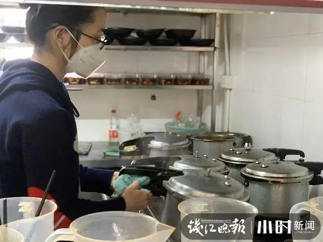 “我是*江老**湖,这次的亏损不敢算!”杭城黄焖鸡米饭店主盼来复工快哭了