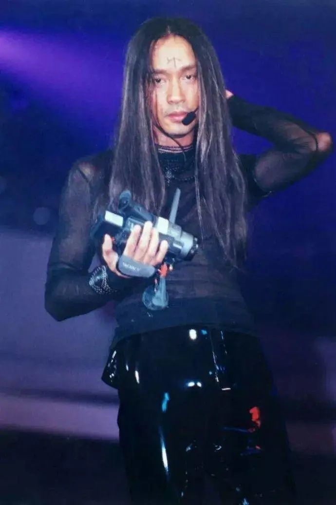 保罗高缇耶麦当娜,高缇耶为麦当娜定制锥形胸衣