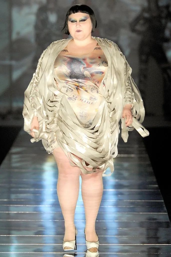 保罗高缇耶麦当娜,高缇耶为麦当娜定制锥形胸衣