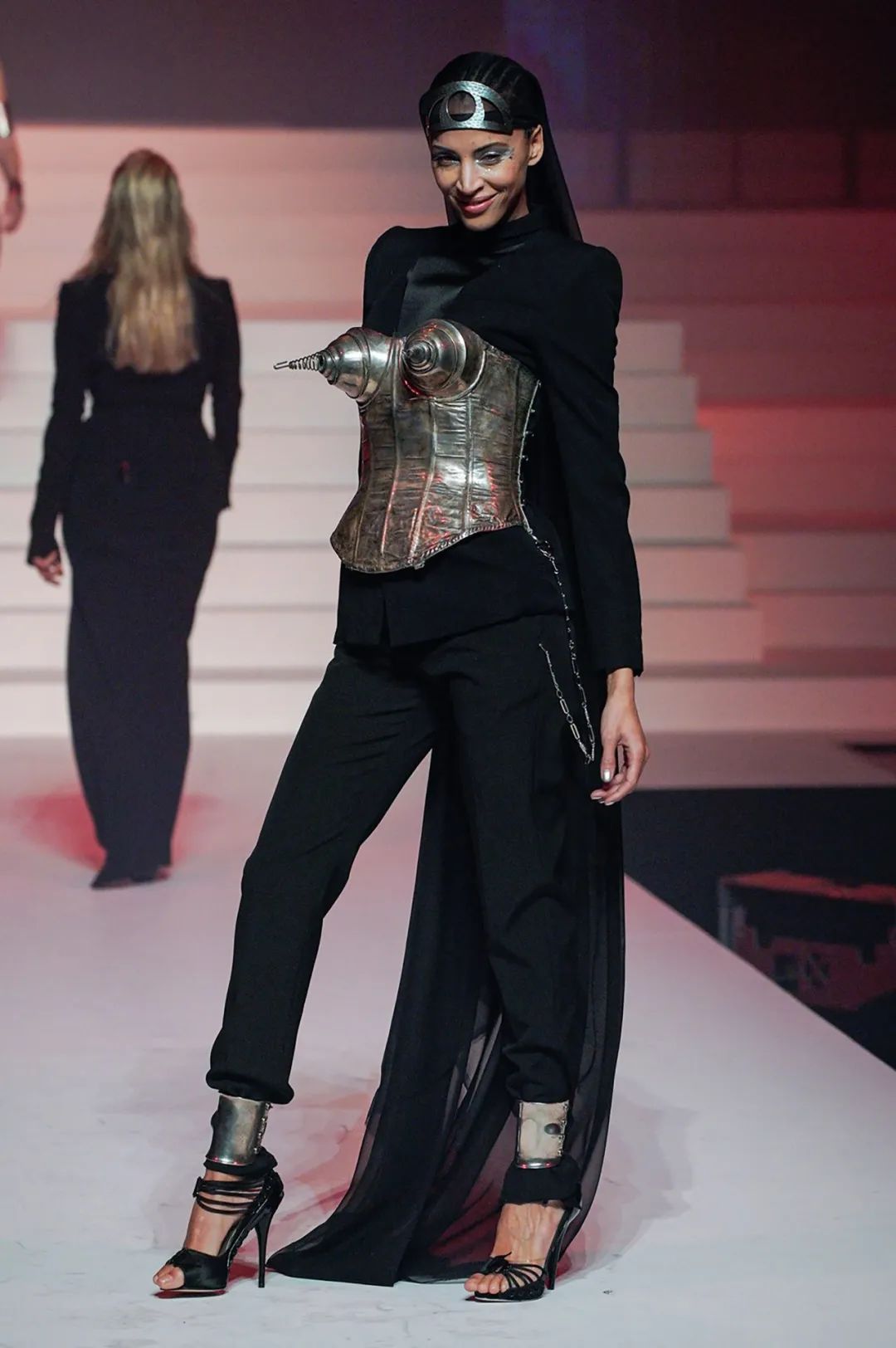 保罗高缇耶麦当娜,高缇耶为麦当娜定制锥形胸衣