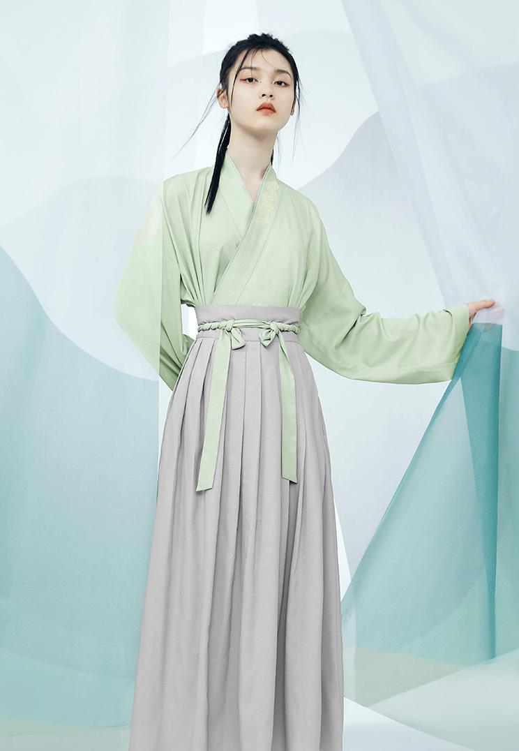 春天的钱包蠢蠢欲动了！爱马仕口红、太平鸟古装、匡威樱花鞋……